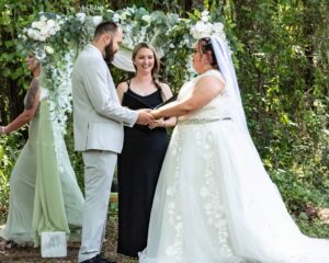 Outdoor park wedding ceremony in Orlando, Florida with wedding officiant Karen Hooper
